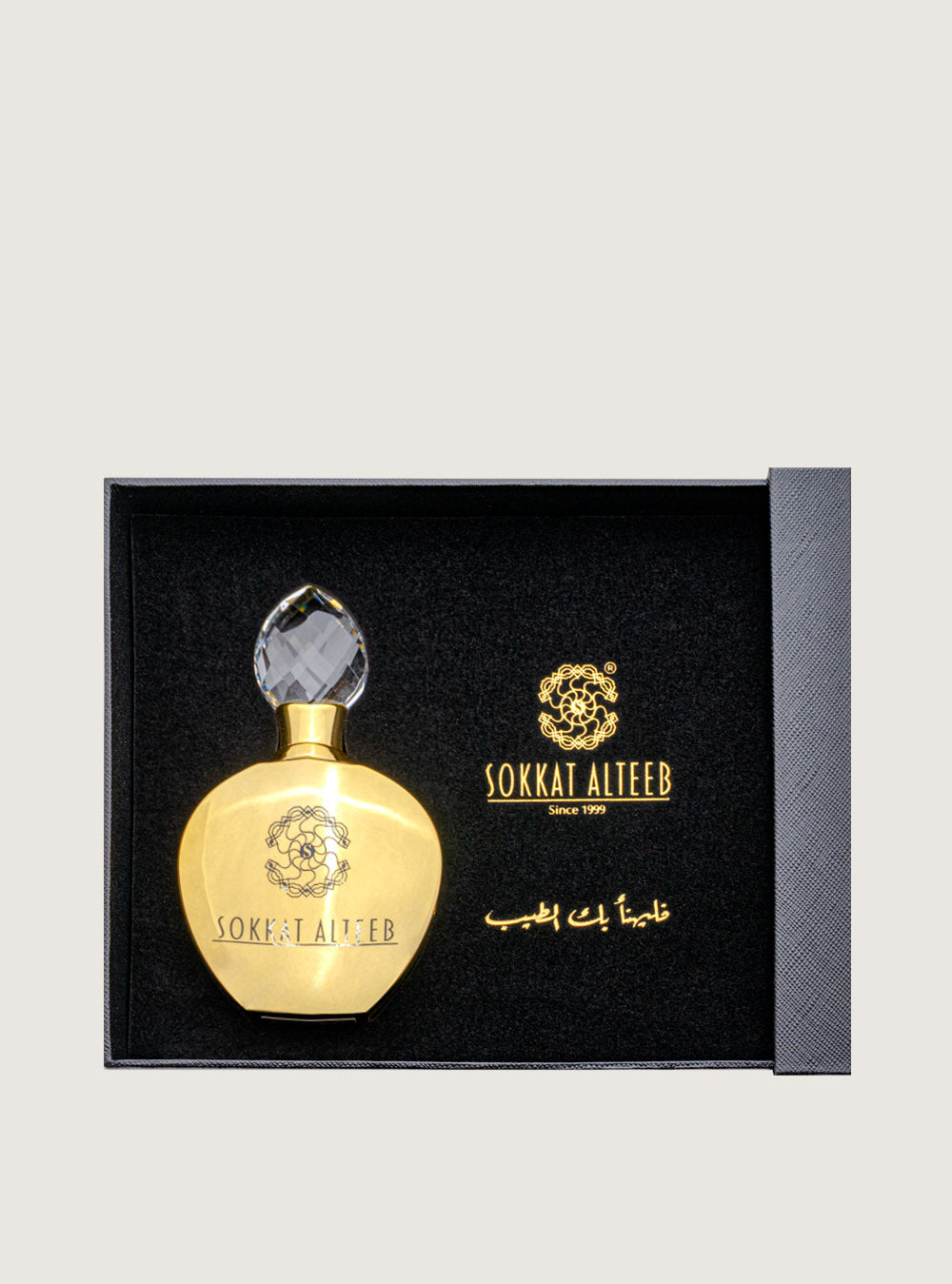 كرستاة فاخرة لون ذهبي بغطاء على شكل جوهرة  بداخلها دهن عود سيوفي مبخر 