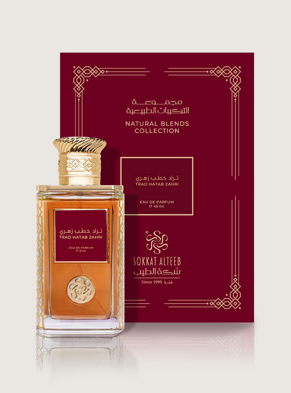 زجاجة عطر تراد الحطب الزهري من سكة الطيب، بسائل كهرماني وملصق أحمر داكن وغطاء ذهبي مزخرف، على خلفية فاتحة.